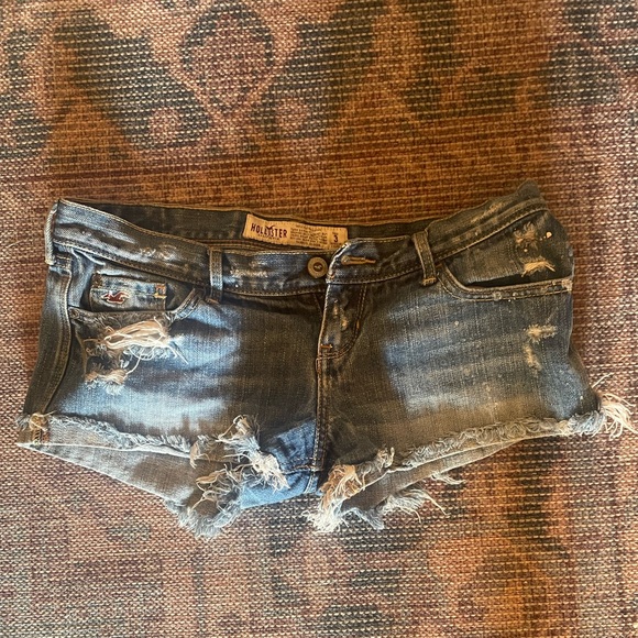 Hollister Jean Shorts Cut Off Raw Hem Frayed Destroyed Jeans Size 3 Dark Wash - Picture 1 of 9